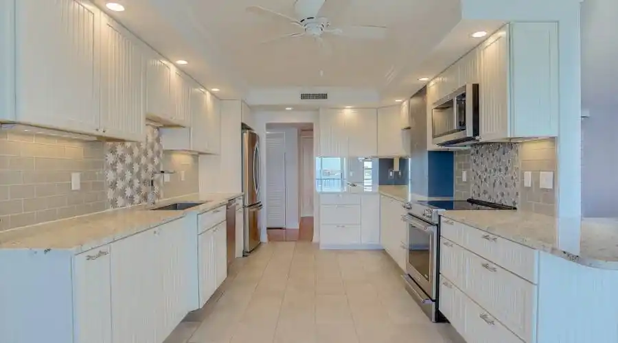 555 South Gulfstream Ave, Florida 34236, United States, 2 Bedrooms Bedrooms, 4 Rooms Rooms,2 BathroomsBathrooms,Condo,For Sale,South Gulfstream,1202,743440