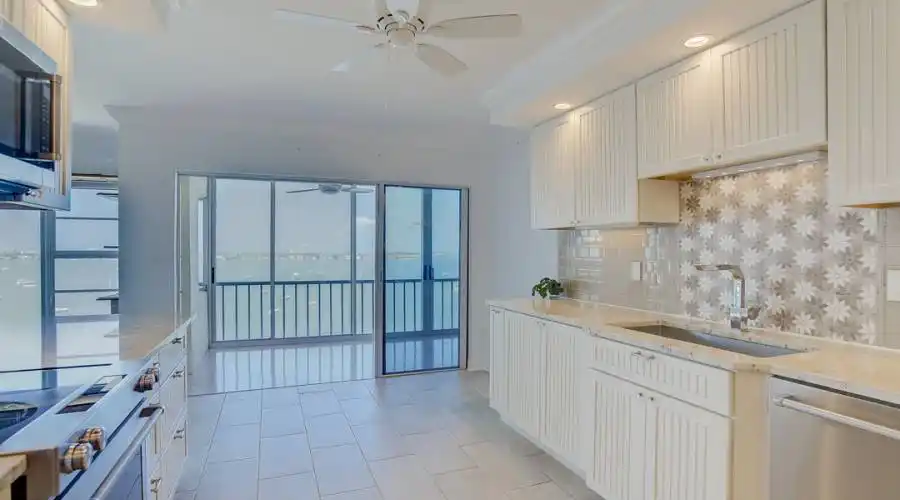 555 South Gulfstream Ave, Florida 34236, United States, 2 Bedrooms Bedrooms, 4 Rooms Rooms,2 BathroomsBathrooms,Condo,For Sale,South Gulfstream,1202,743440