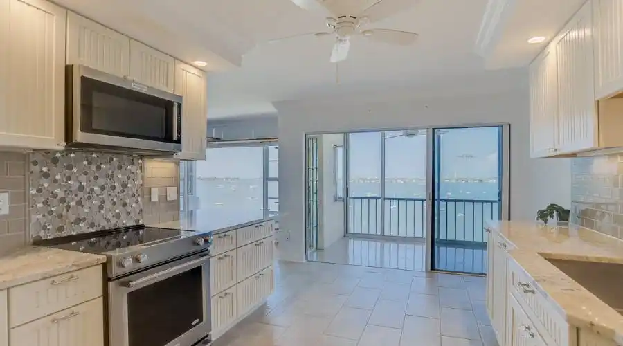 555 South Gulfstream Ave, Florida 34236, United States, 2 Bedrooms Bedrooms, 4 Rooms Rooms,2 BathroomsBathrooms,Condo,For Sale,South Gulfstream,1202,743440