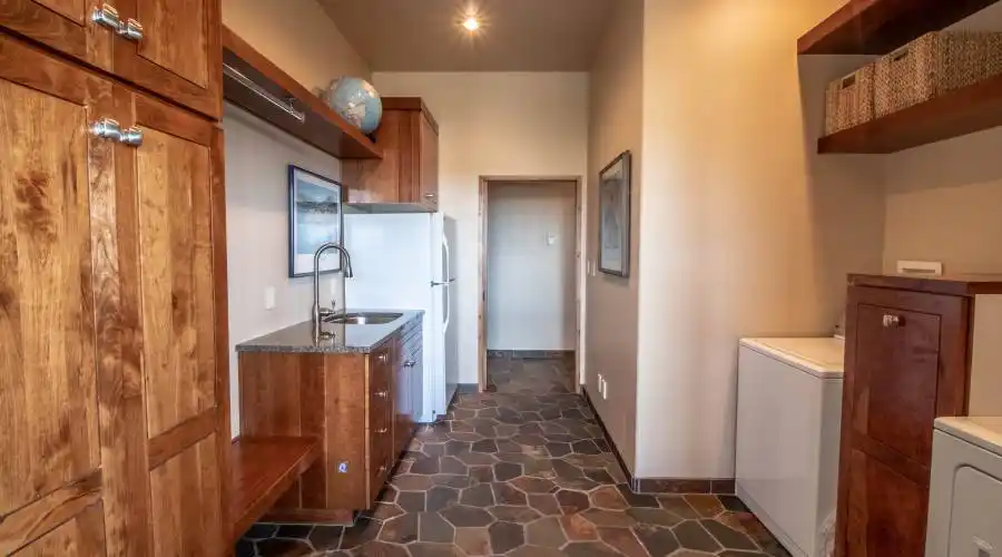 1450 Vista Hermosa, Farmington, New Mexico 87401, United States, 3 Bedrooms Bedrooms, 8 Rooms Rooms,3 BathroomsBathrooms,Auction,For Sale,Vista Hermosa,777637