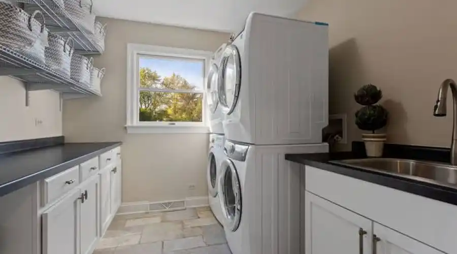 27w234 Warrenville Ave, Wheaton, Illinois 60189-6402, United States, 5 Bedrooms Bedrooms, 14 Rooms Rooms,6 BathroomsBathrooms,Residential,For Sale,Warrenville,2,882504