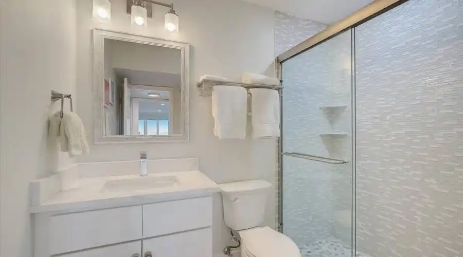 4545 Bay Club Dr, Florida 34210, United States, 3 Bedrooms Bedrooms, 5 Rooms Rooms,2 BathroomsBathrooms,Condo,For Sale,Bay Club,921068